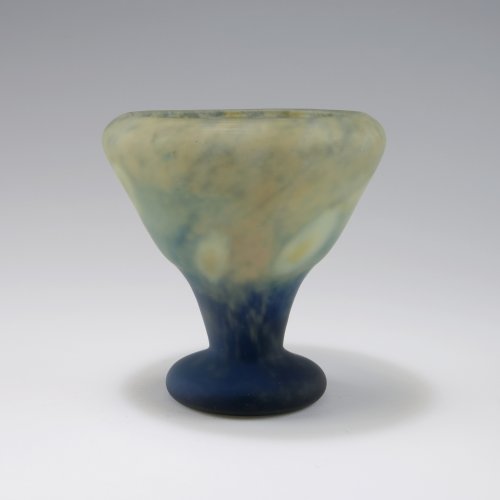 Intercalaire vase, c1920