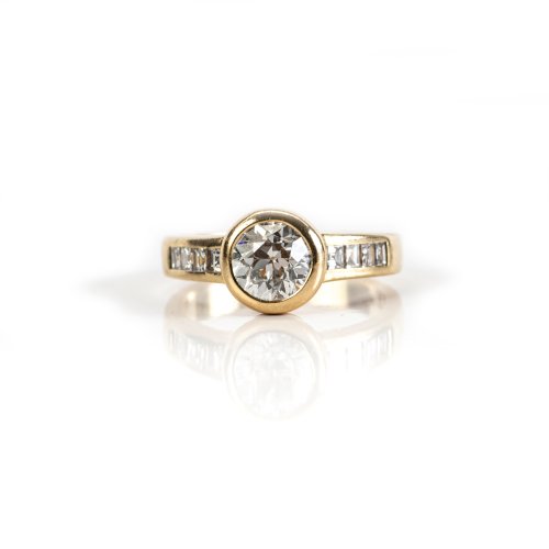 Alliance ring with an Old European cut diamond and square-shaped diamonds