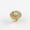 Disc ring with pearl and diamonds