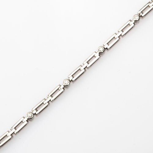 Geometric link bracelet with diamonds