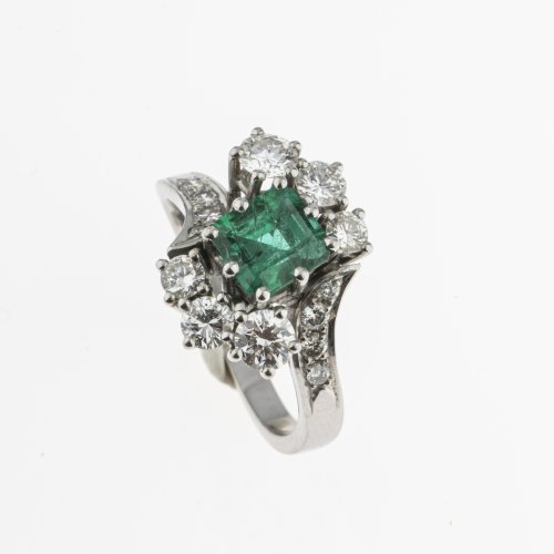 Cocktail ring with emerald and diamonds