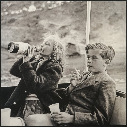 'Prinzessin Yvonne und Prinz Alexander zu Sayn-Wittgenstein auf der Yacht von Bartholomé March', 1954 (Abzug später)